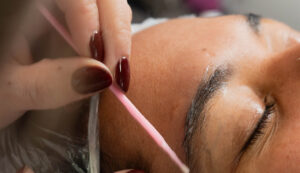 Read more about the article Laminación de Cejas: Define tu Mirada con Naturalidad